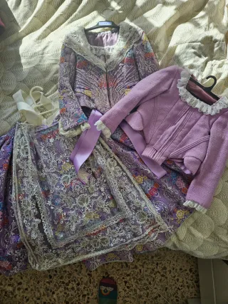 Traje de fallera niña malva, adrezo y peinetas.