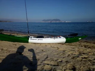 Kayak de pesca blanco y verde
