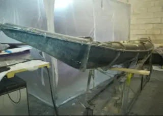 Kayak de pesca blanco y verde