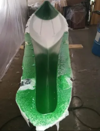 Kayak de pesca blanco y verde