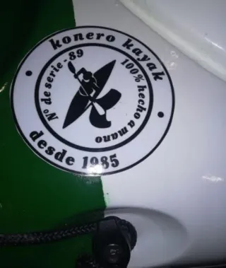 Kayak de pesca blanco y verde