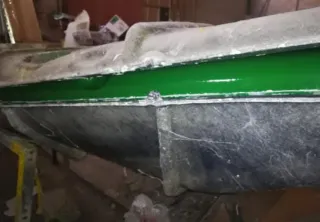 Kayak de pesca blanco y verde