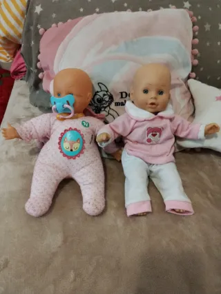 Dos muñecas con chupete