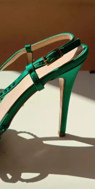 Sandali verdi con tacco e strass