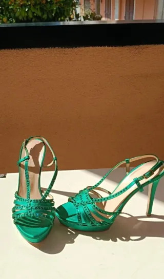 Sandali verdi con tacco e strass