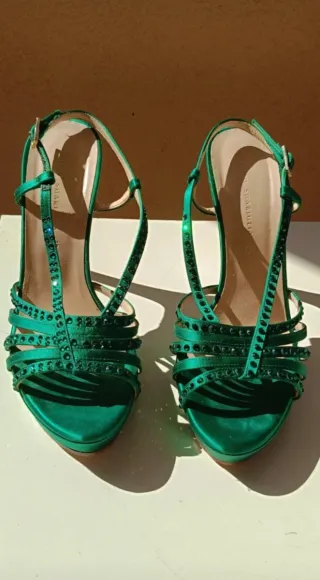 Sandali verdi con tacco e strass