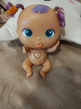 Muñeca pequeña con pecas
