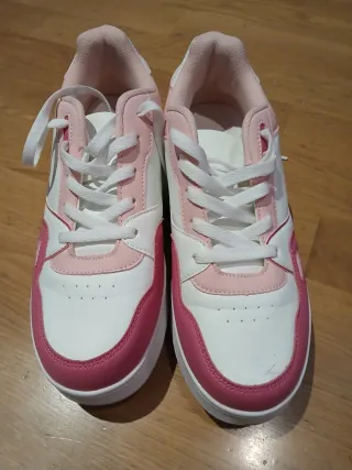 Zapatillas con ruedas rosas y blancas