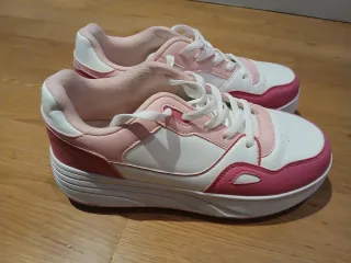 Zapatillas con ruedas rosas y blancas