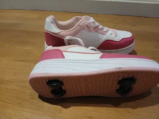 Zapatillas con ruedas rosas y blancas