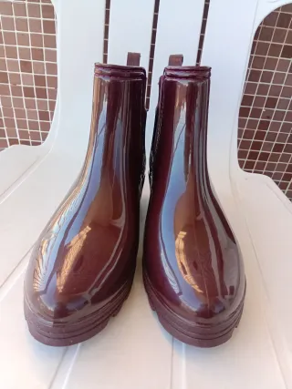 Botas de agua rojas oscuras