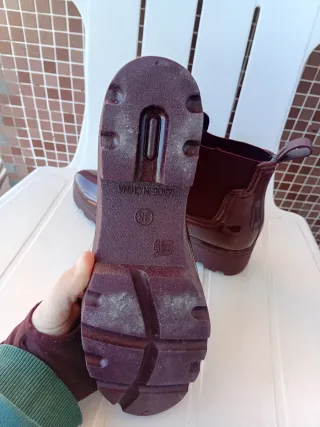 Botas de agua rojas oscuras