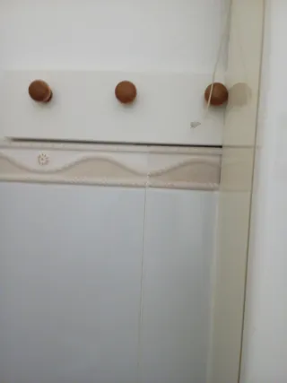 Perchero de madera blanco