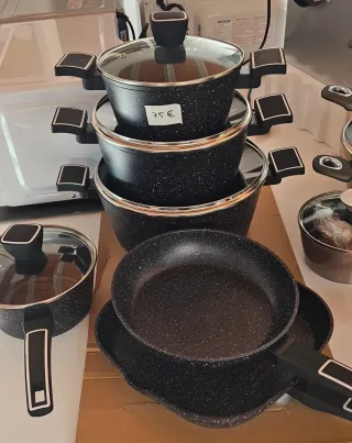 Set di pentole e padelle nere