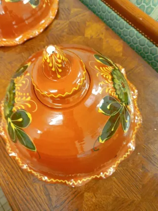 Tapa de cerámica decorada