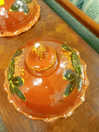 Tapa de cerámica decorada