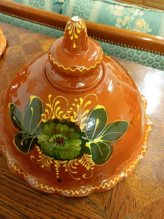 Tapa de cerámica decorada