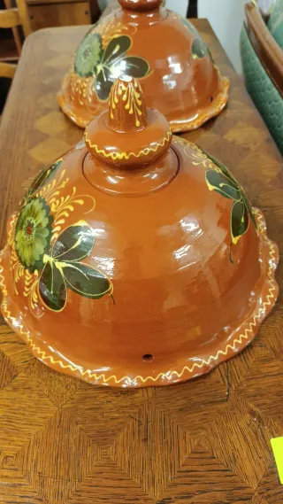 Tapa de cerámica decorada