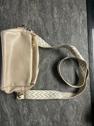 Bolso bandolera beige con correa dorada