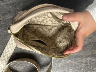 Bolso bandolera beige con correa dorada