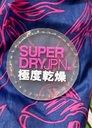 Cortavientos Superdry azul y rosa