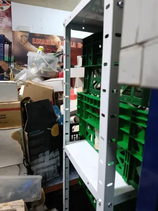 Estanterías metálicas y de madera