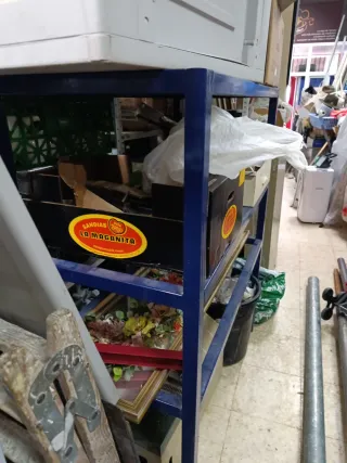 Estanterías metálicas y de madera