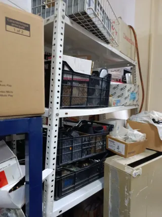 Estanterías metálicas y de madera