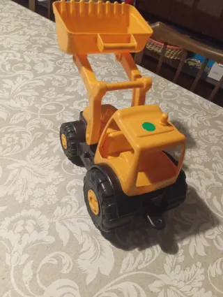 Tractor de juguete amarillo