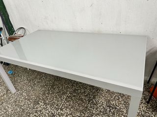 Mesa extensible de cristal y metal