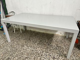 Mesa extensible de cristal y metal