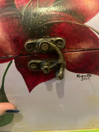 Baúl decorativo flor pintada a mano.