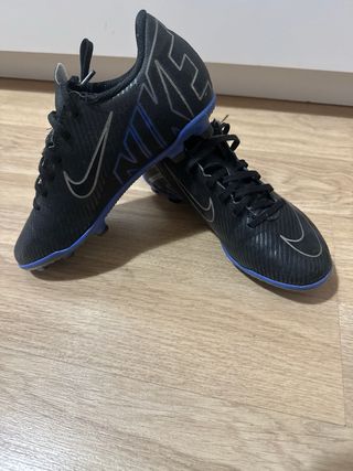 Botas de fútbol Nike negras, numero 34.