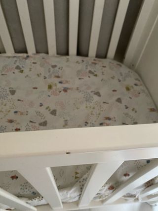 Cuna de bebé con ruedas