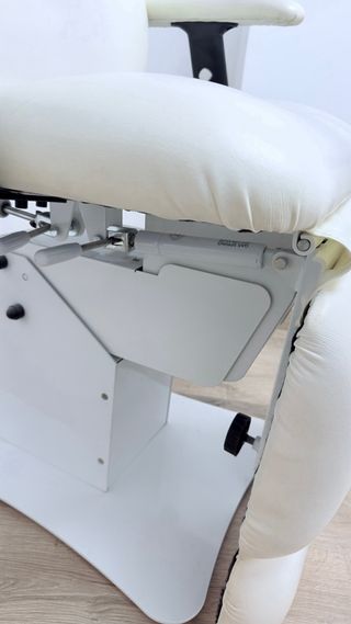 Sillón podólogo blanco motor subida/bajada