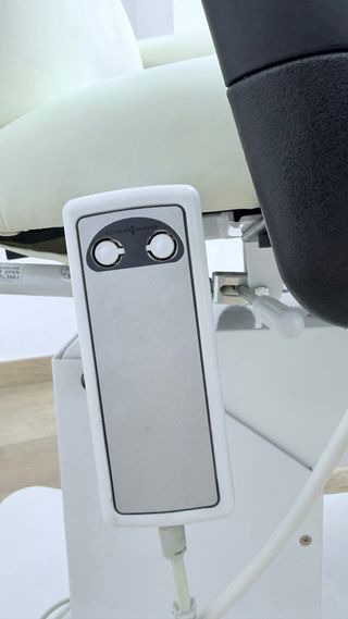 Sillón podólogo blanco motor subida/bajada