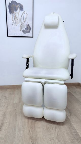 Sillón podólogo blanco motor subida/bajada