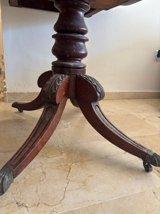 Mesa antigua de madera con patas talladas