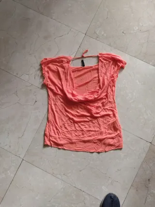 Camiseta naranja con cuello drapeado