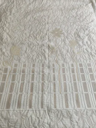 Colcha bouti floral beige y blanco