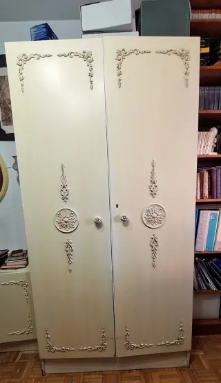 Armario de madera beige con detalles