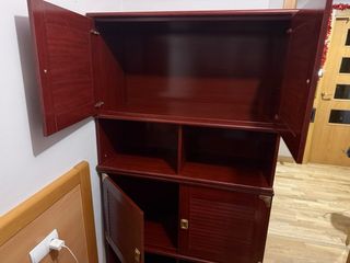 Cajonera de madera oscura con detalles dorados