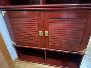 Cajonera de madera oscura con detalles dorados