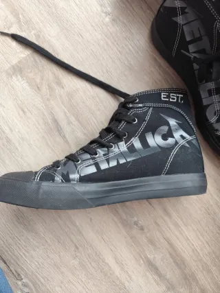 Deportivas Metallica 1981 Negras y Grises