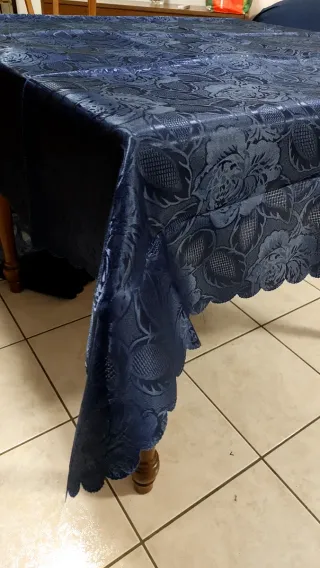 Tovaglia blu con disegno floreale