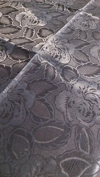 Tovaglia blu con disegno floreale