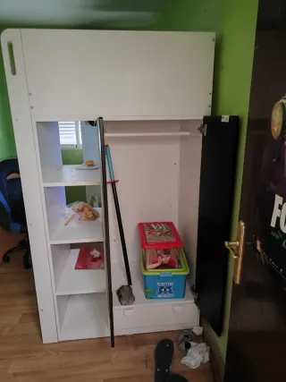 Cama alta con escritorio y armario