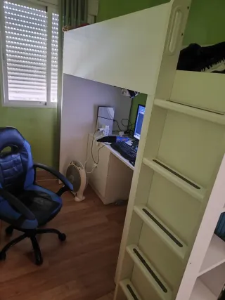 Cama alta con escritorio y armario