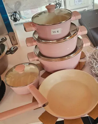 Set di pentole e padella rosa