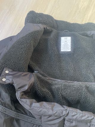 Abrigo Negro GAP con Capucha Desmontable